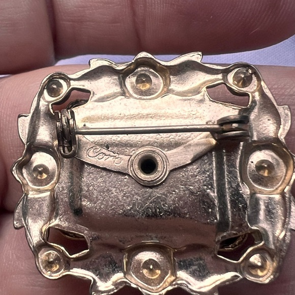 50s Signed CORO Goldtone emerald Green stone Rhinestones Faux Pearls Brooch - Picture 4 of 6